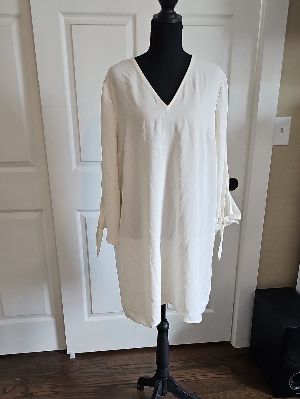 Express White V-Neck Long Sleeve Tie-Cuff Shift Dress
